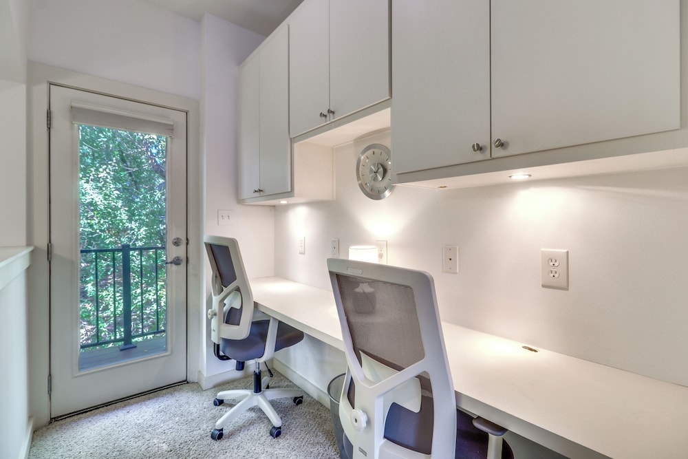 3 Mi to Dtwn: Centrally Located Austin Townhome