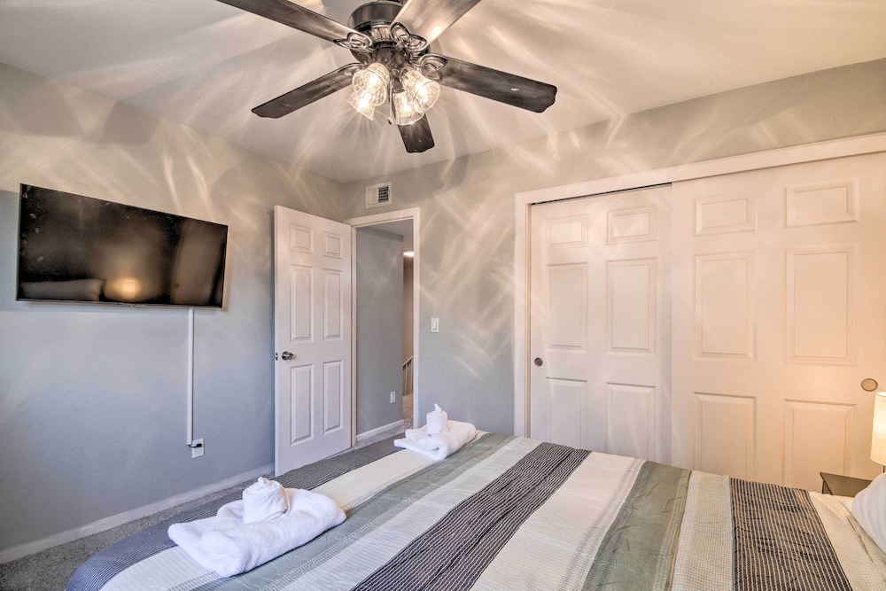 Scottsdale Gem: Pool Access, Walk to Old Town