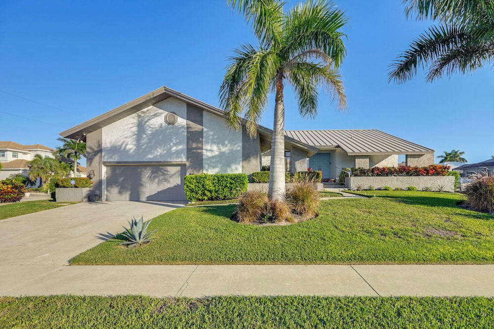 Walk to the Beach! Canal-front Marco Island Home
