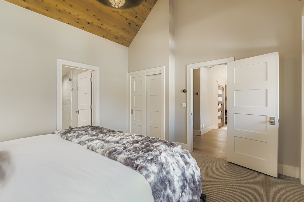 King Road Luxury Lodge, Private Hottub, Game Room, Media Room 45 4 Bedroom Home