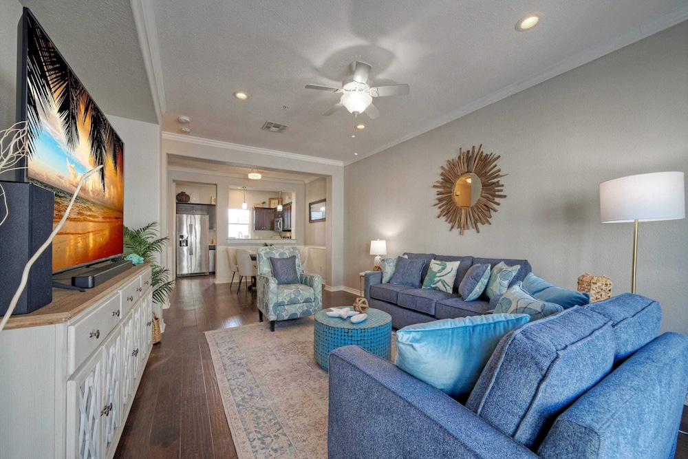 Stylish Condo w/ Pool & Spa Access, Wak to Beach Beach Breeze by Avantstay