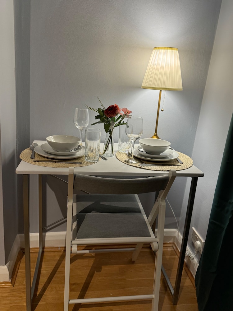 Studio - Sleeps 2 - Parking - Close to Paddington