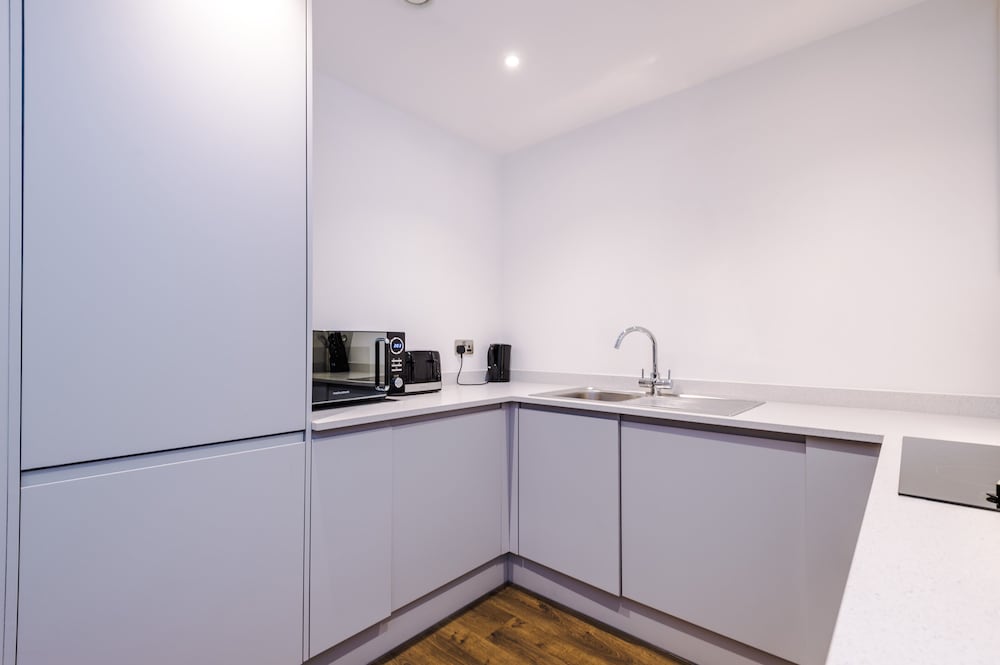 Impeccable 2-bed Apartment in Salford view 5