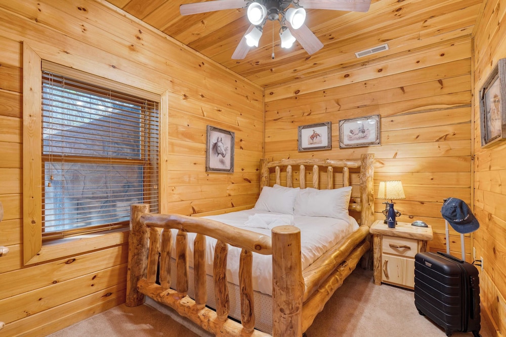 Hottub, Game Room, Forest Views, Near Gatlinburg Four Bears Lodge by Avantstay