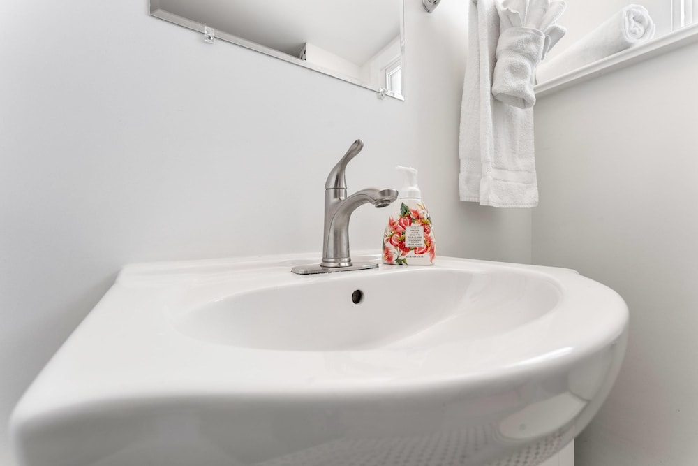 Private Studio Apartment in Burlington - U5
