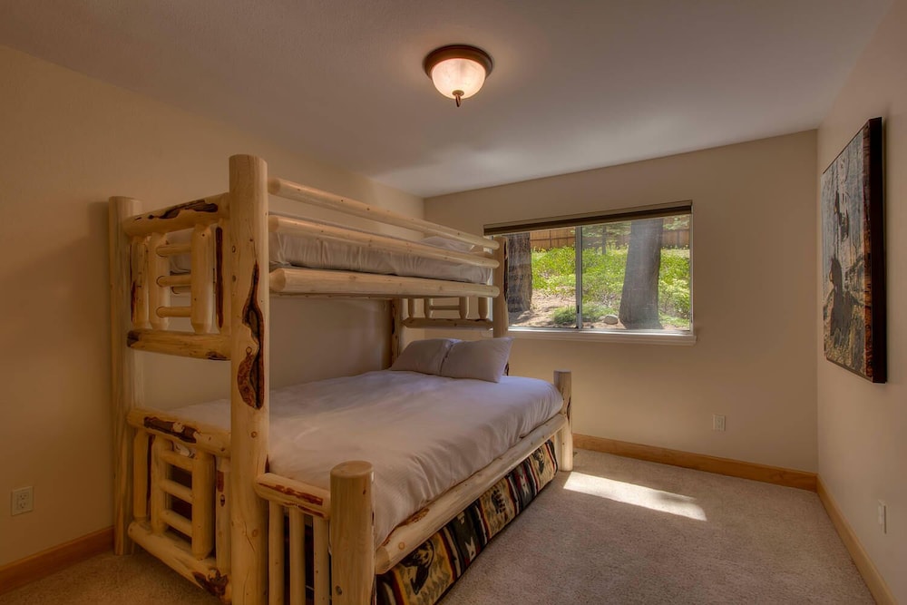 Prima Del Norte - Hot Tub, Pool Table, Arcade Game! view 4