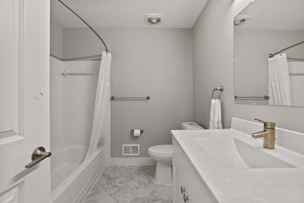 2BR 1BA Apartment With Great Amenities