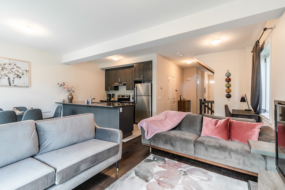 Modern 3BR 2BA Townhome in Lakeshore