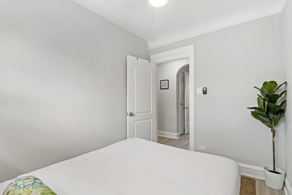 Portage Park 1BR Retreat - Montrose 2S