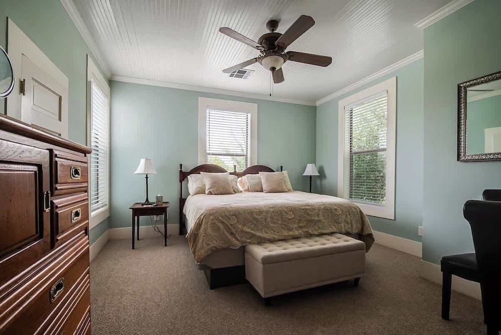 Prime Location-walk to Food, Bars and Wineries!