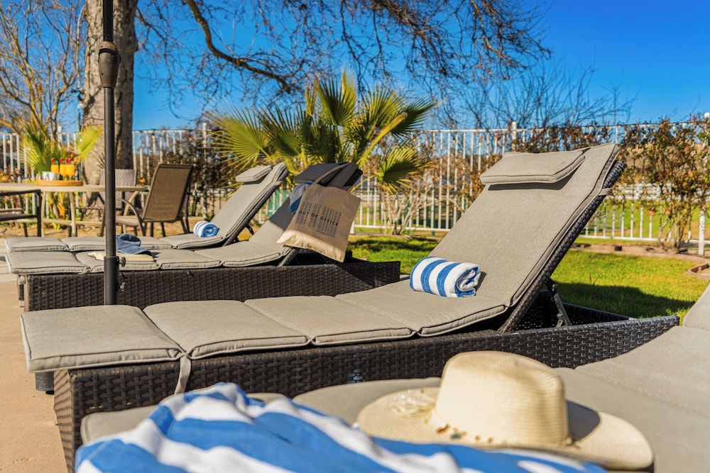 Victorian Manor In Paso Robles Wine Country + Pool, Hot Tub, Firepit, Tennis Court Sleeps 28