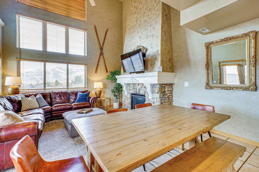 Hot Tub & Mtn-view Deck: Townhome in Eden