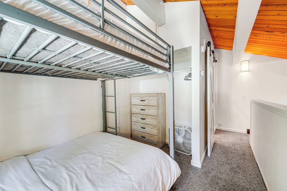 1 Mi to Lake Tahoe: Condo w/ Pool Access