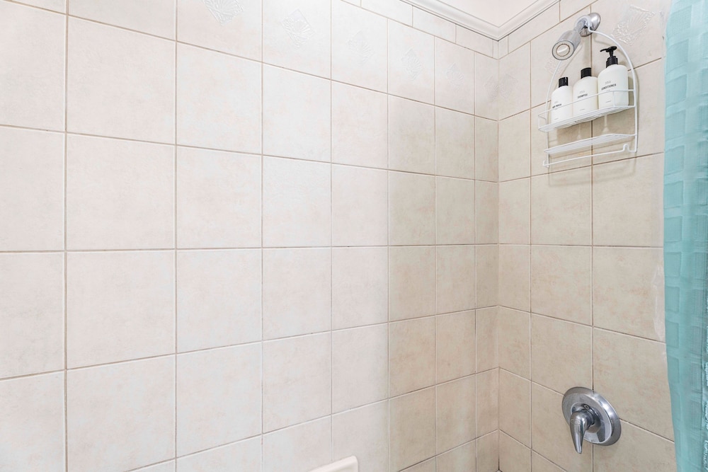 Spacious Corner Unit - Central AC - Vrkcv