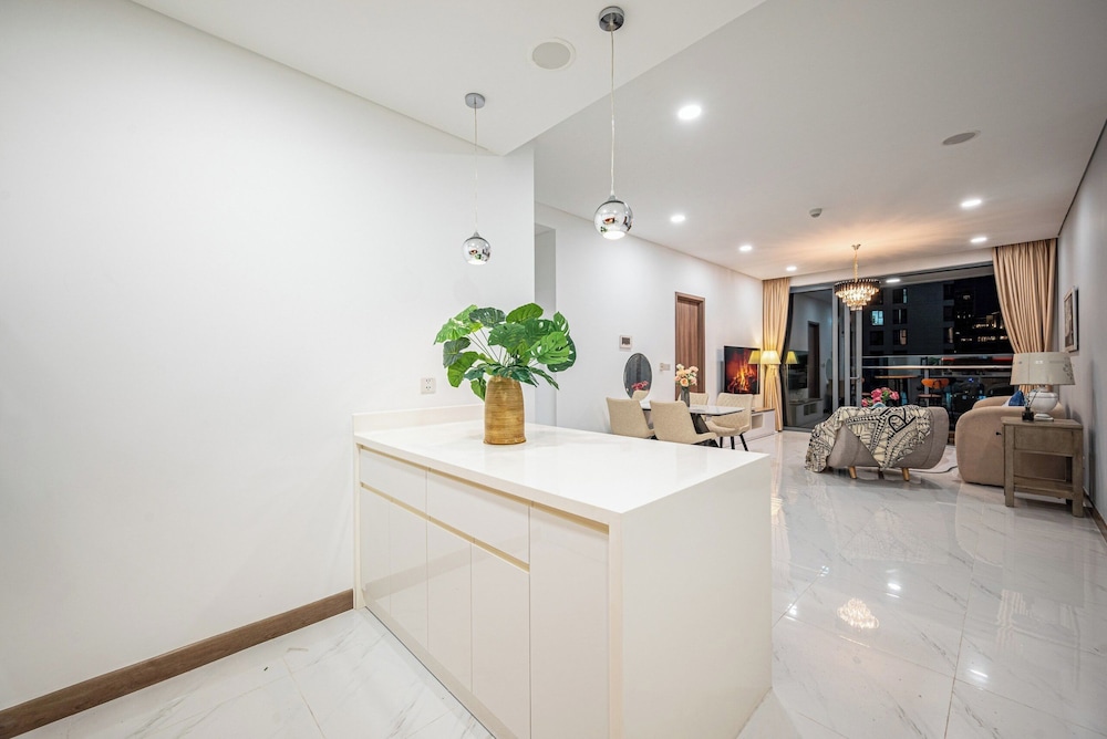 Luxury Sunwah Apartment near Landmark 81 - City View