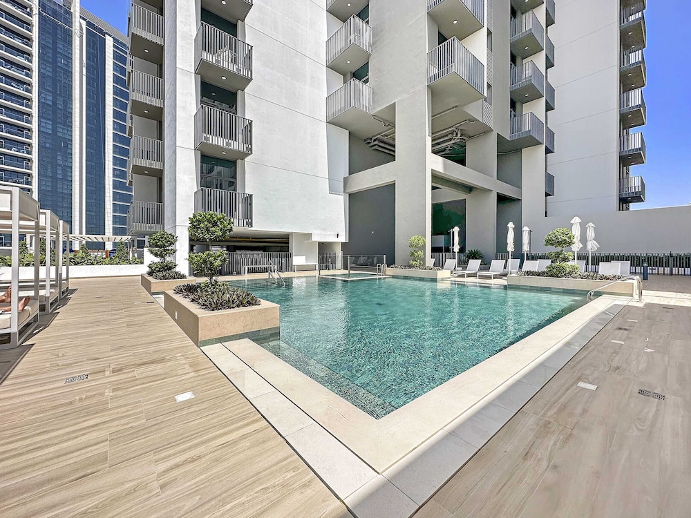 Silkhaus New Modern in JVC Convenient Location
