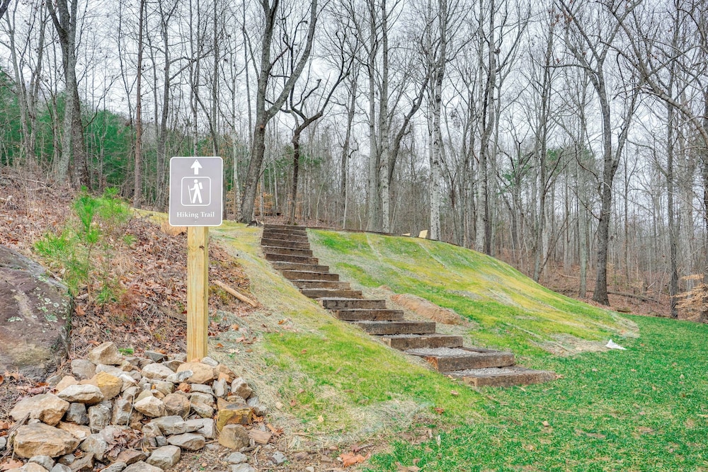Ideal Location & Mountain Views: Chattanooga Home!