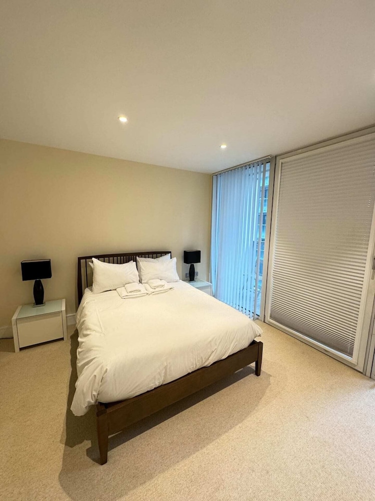 Contemporary 2BD Flat W/balcony Canary Wharf!
