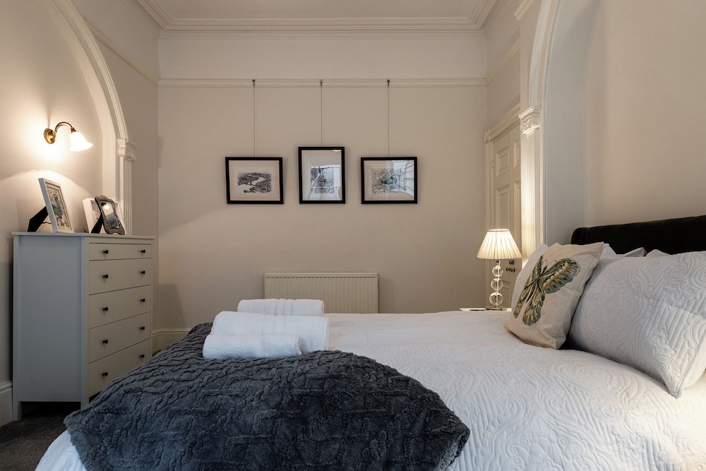 Garden Flat Apartment in Grosvenor Place