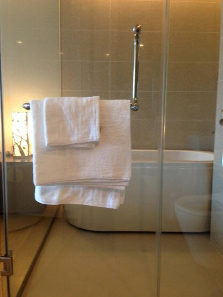 S39- 1 Bedroom Downtown Apt With Balcony and Pool