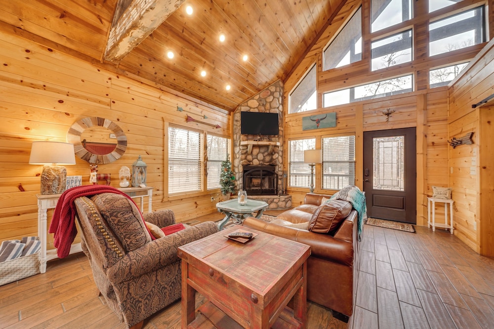 Hot Tub + Fire Pit: Broken Bow 'honeymoon Cabin'