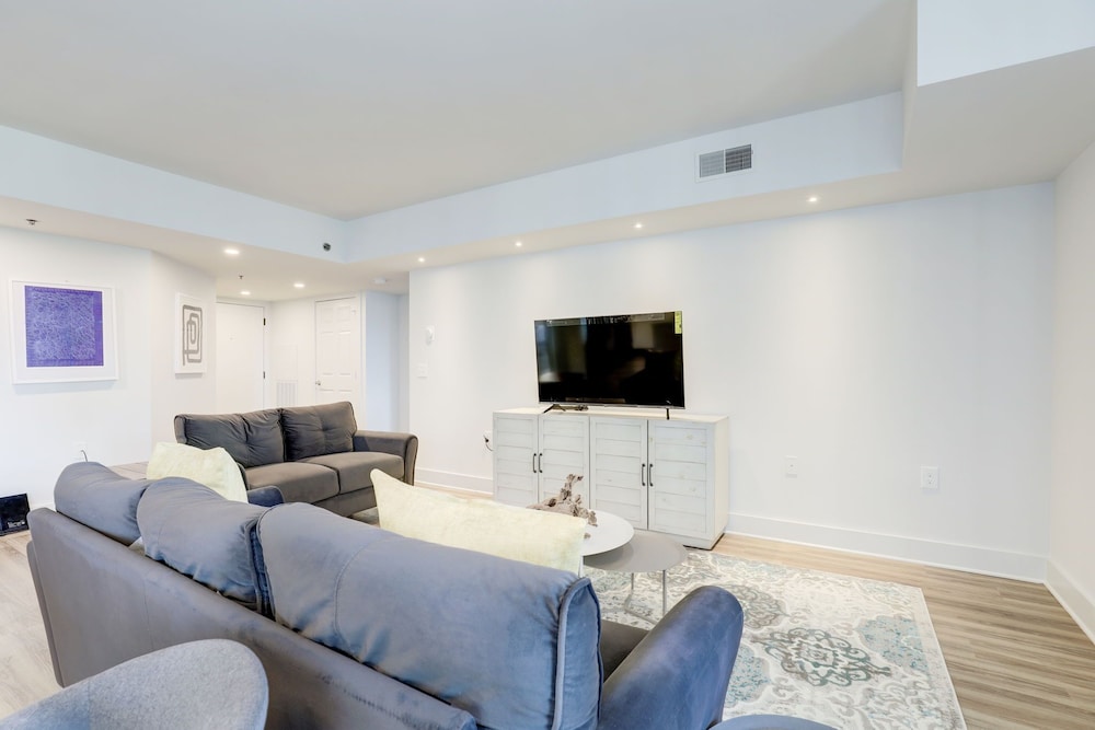 Elegant 2BR Apartment Minutes From DC