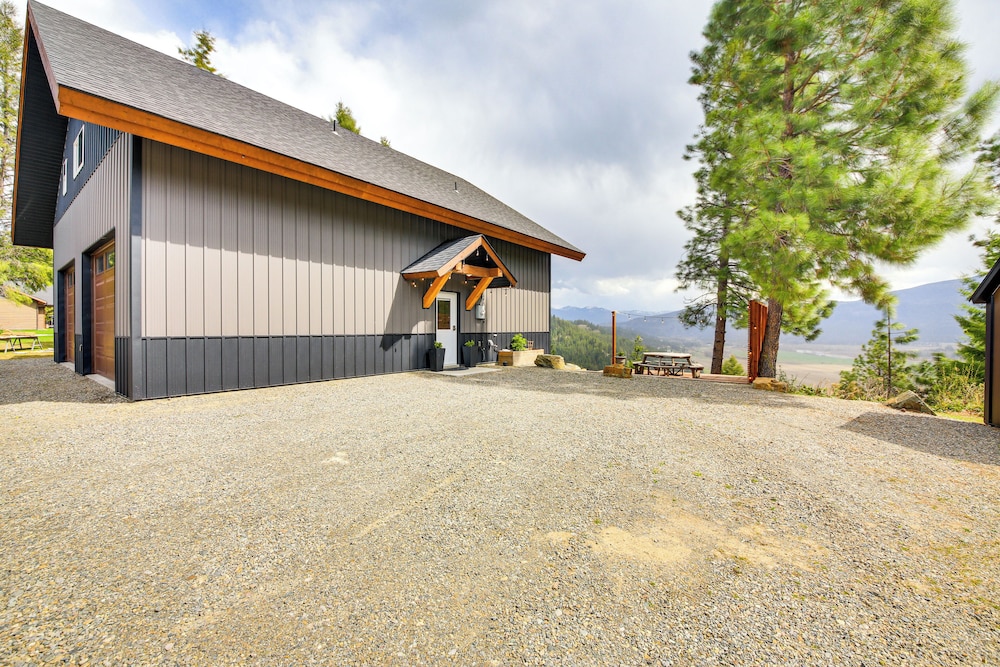 Mtn & River-view Gem w/ Balcony in Bonners Ferry