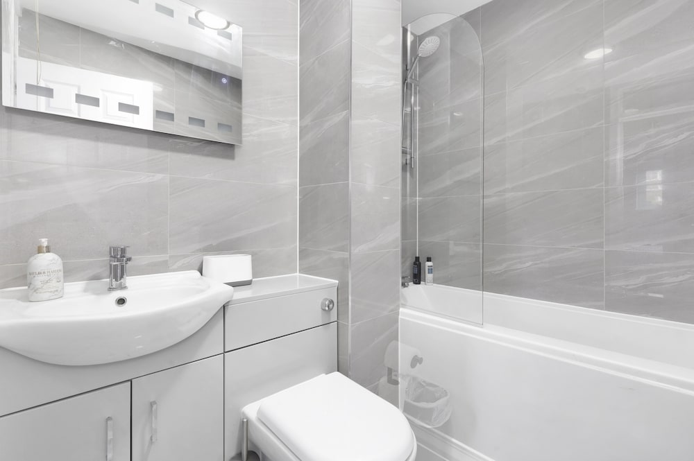 Stylish 4-bed Apartment - Parking & Central Links