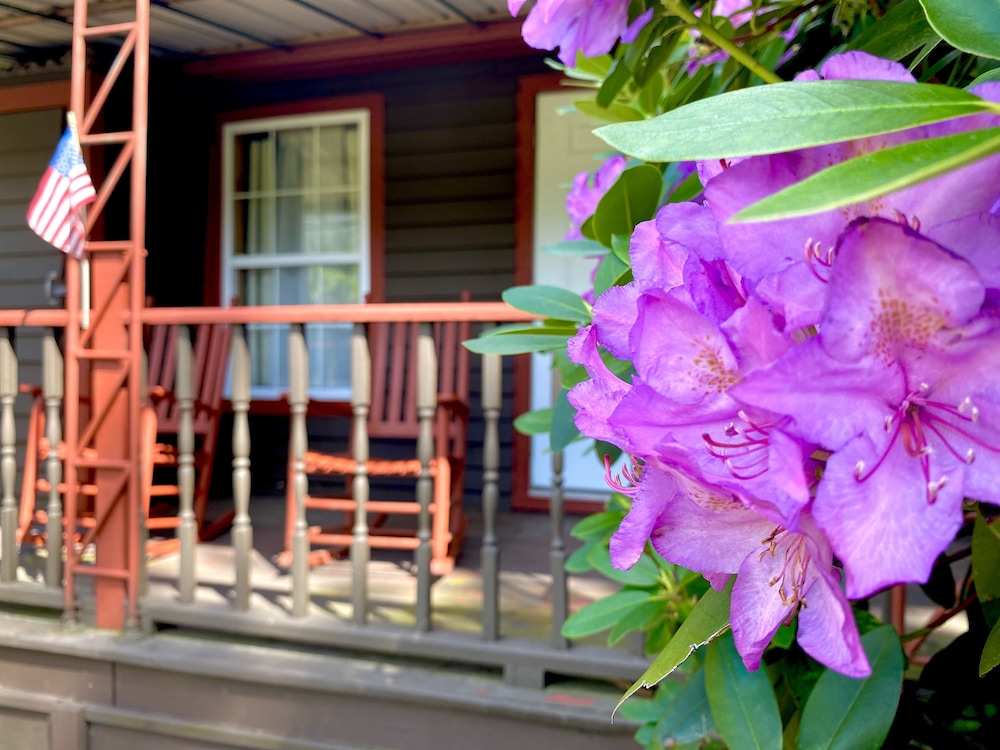 Smoky View Cottages & RV Resorts