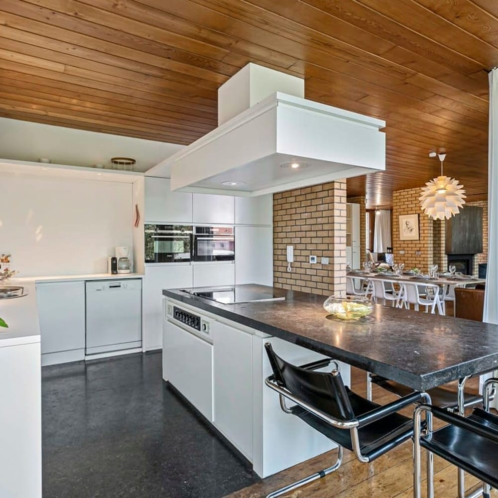 Modernist Design House With Garden Near the Beach