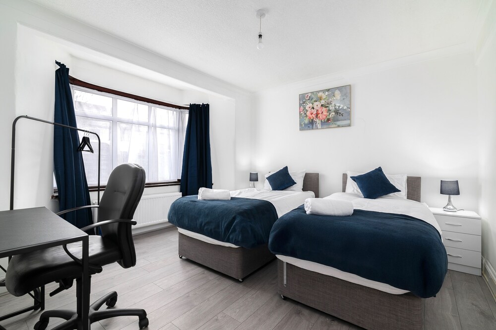 Refurbished 4-bed Family Home-near Central London