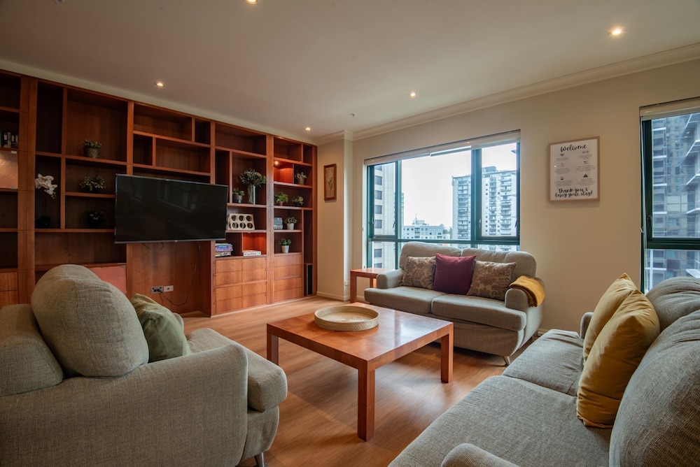 Elegant 4B 2B Unit in Melbourne CBD w/ Parking!