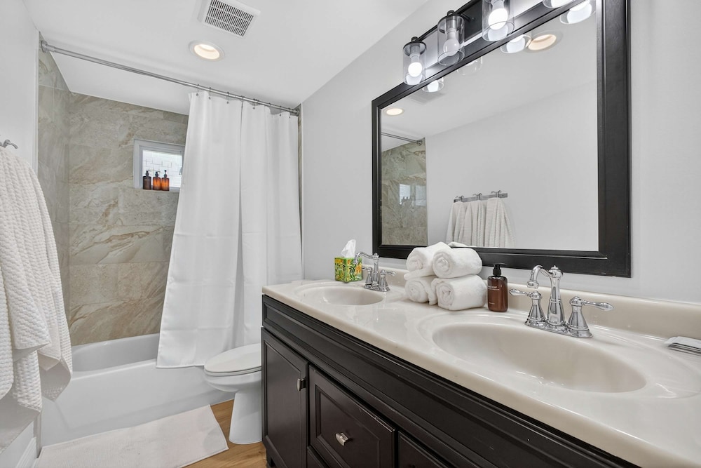Luxury Meets Paradise Family-friendly 4BR w Pool
