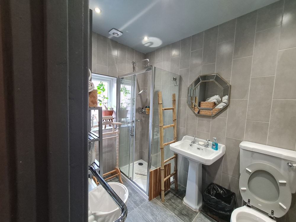 Beautifully Decorated 1-bed Apartment in Sale