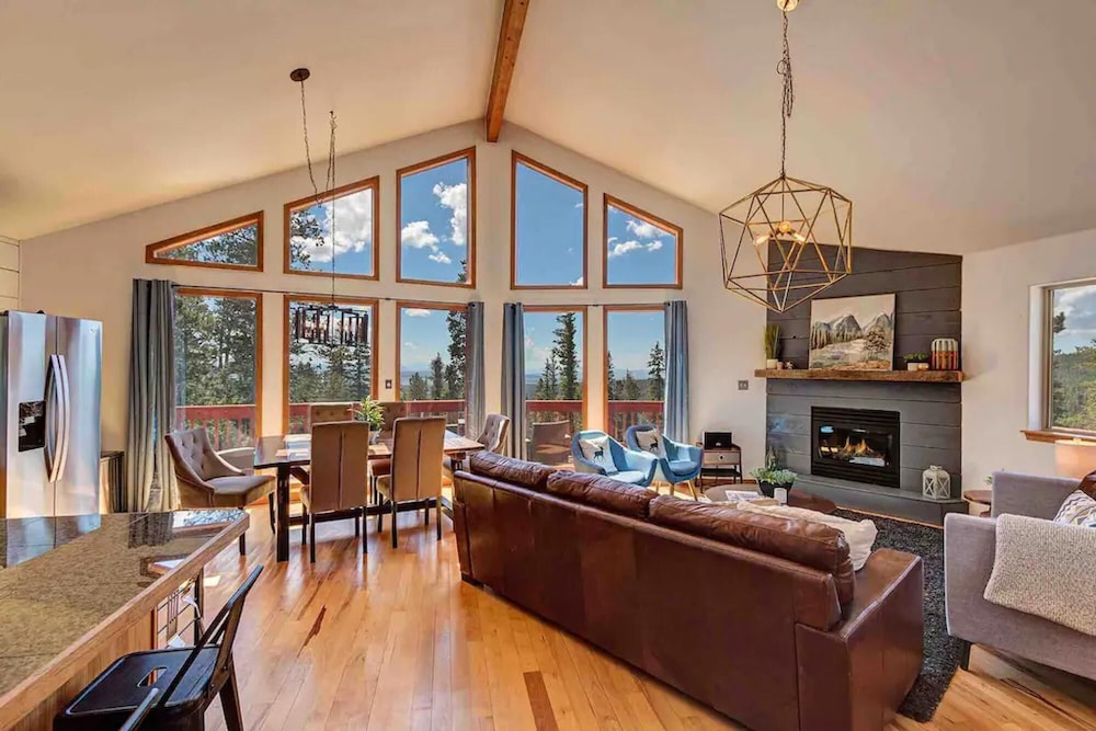 High Alpine Lodge Stunning Views of Pikes Peek Hot Tub Garage 4 Bedrooms view 2