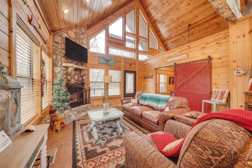 Hot Tub + Fire Pit: Broken Bow 'honeymoon Cabin'