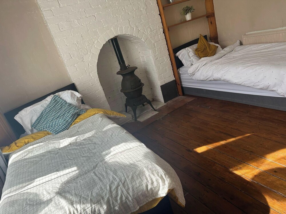 Spacious House- Parking, Garden & Central Location