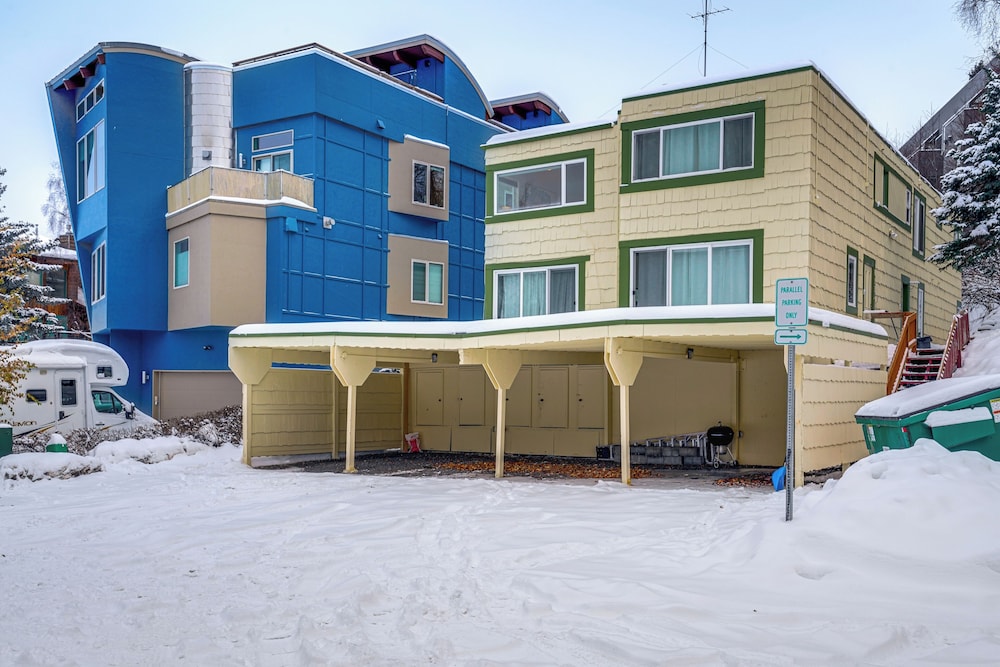1 Mi to Dtwn: Cozy Condo in Anchorage!