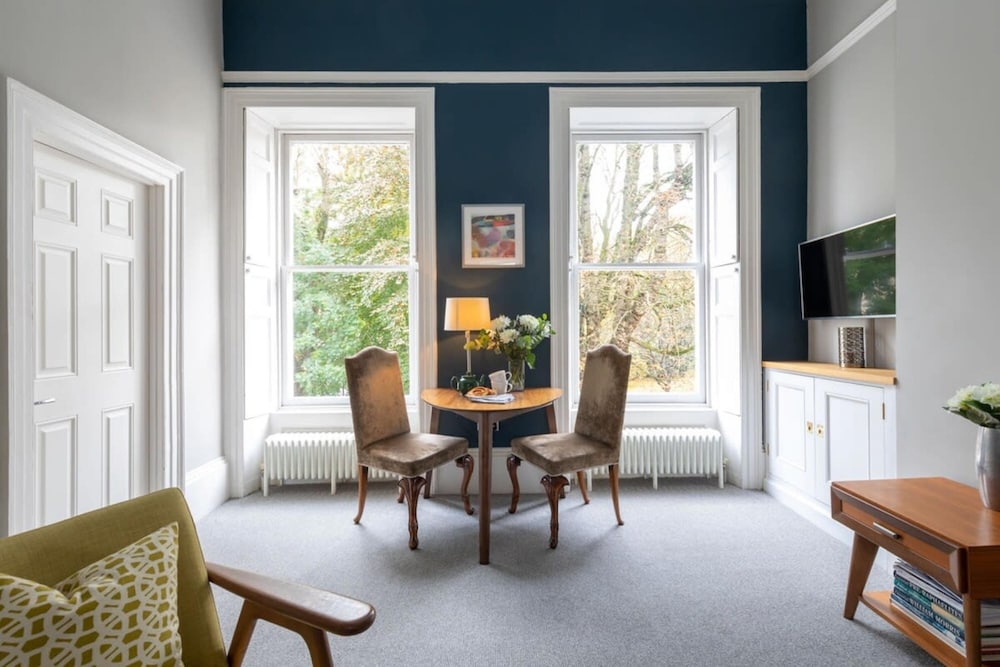 Light-filled Period Apartment - Central Bath