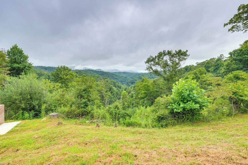 Long-range Views: Blue Ridge Mtn Cabin w/ 3 Decks