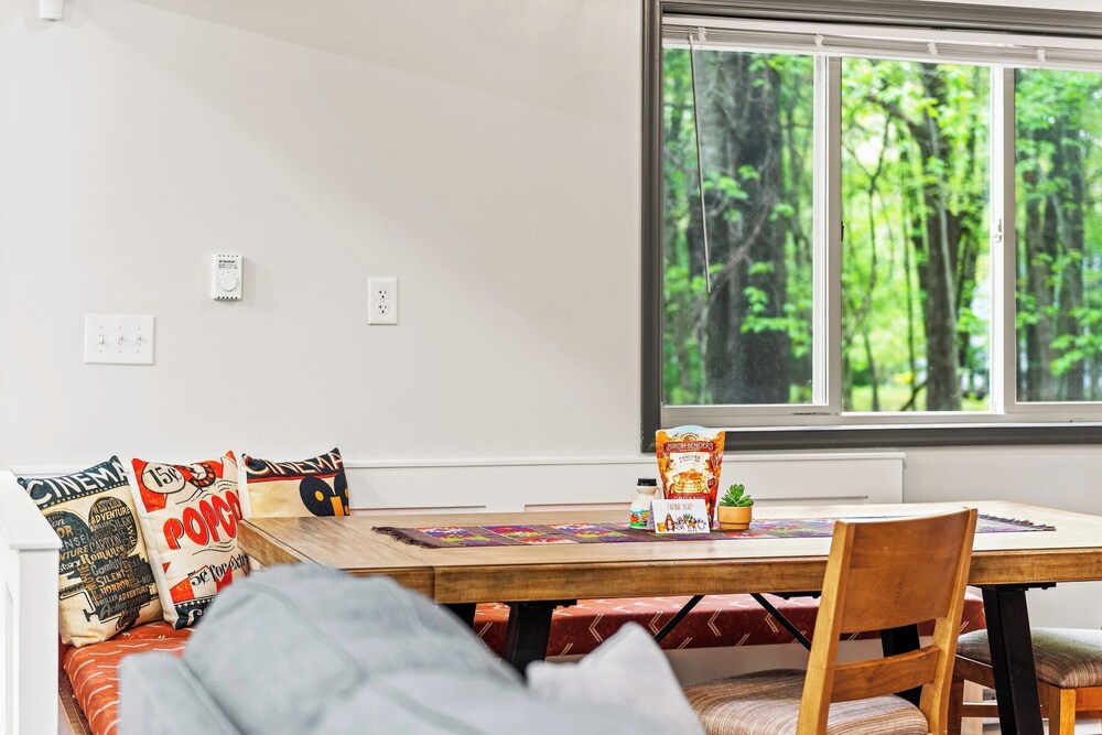 The Tranquil Trails by Avantstay Lake Access, Deck, Fireplace view 4