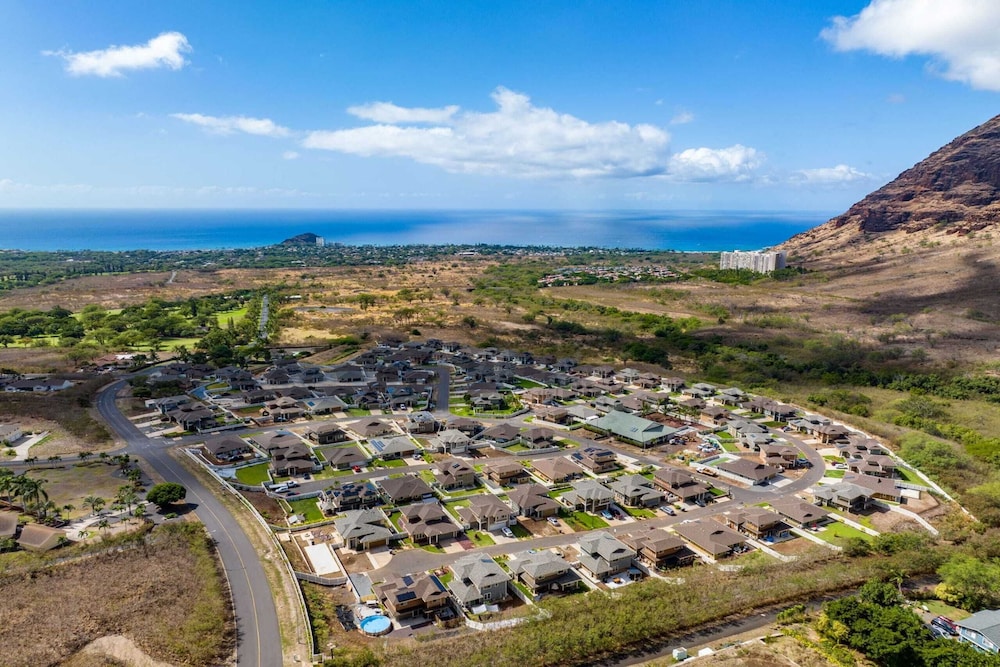 Sleeps 16, 2 Homes Ocean Views, Shared Pool + Gym, Near the Beach Avantstay