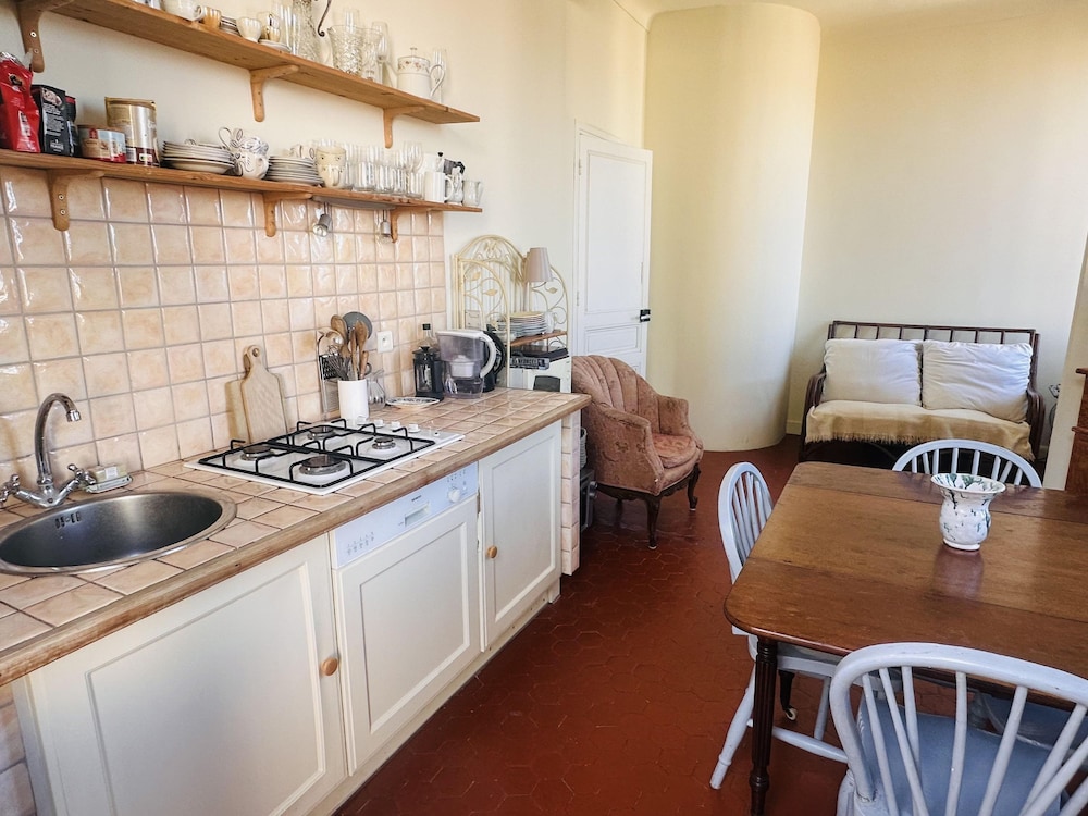 Charming 2 Bed Apartment With Balcony Located in Cannes Old Town Easy Walk to the Palais and Beaches - 120