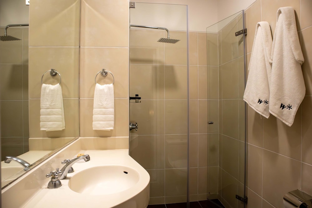 w Striking 1BR in Miraflores