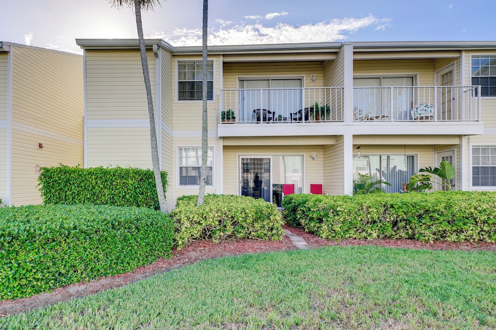 Walk to Beach: 1st-floor Unit w/ Pool in Melbourne