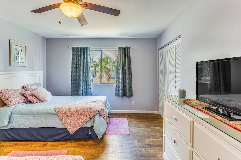 Walk to Ocean: Myrtle Beach Townhome w/ Patio