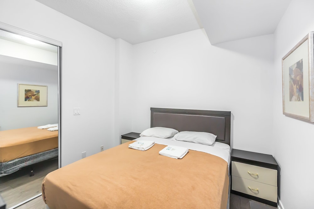 Toronto Furnished Living College Street Elevate Rooms. - Image 2