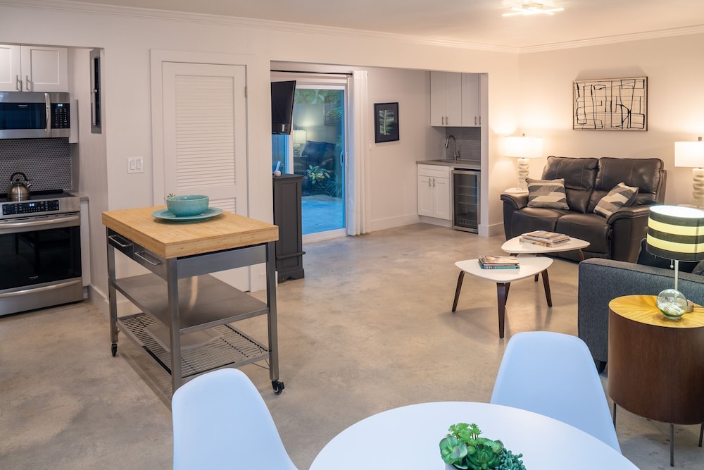 Walk to Wilton Drive - Spacious Quiet Villa 2 HOT TUB