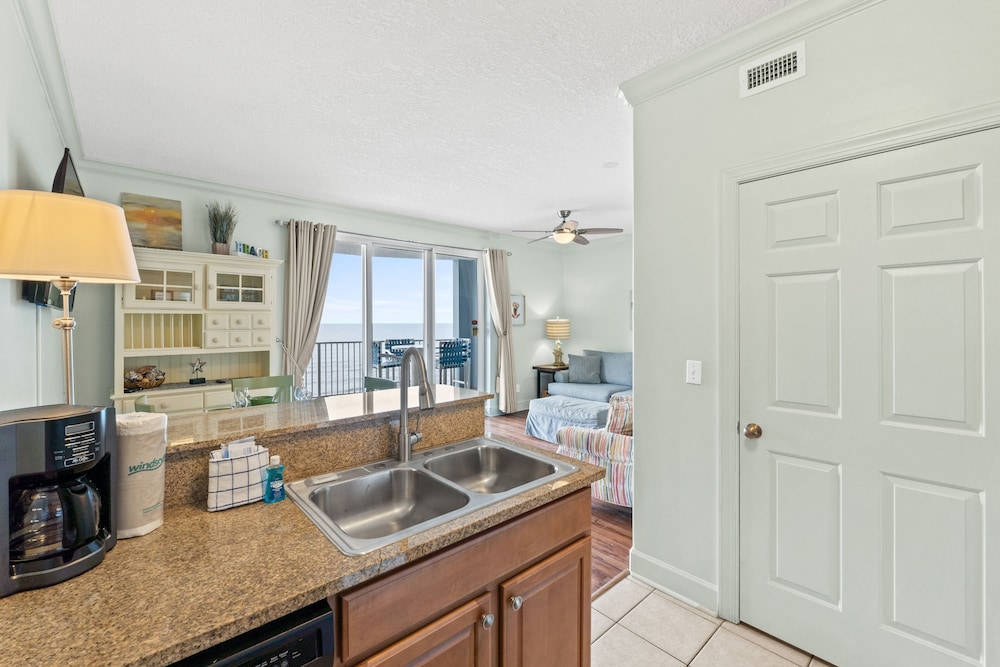 Twin Palms by Book That Condo