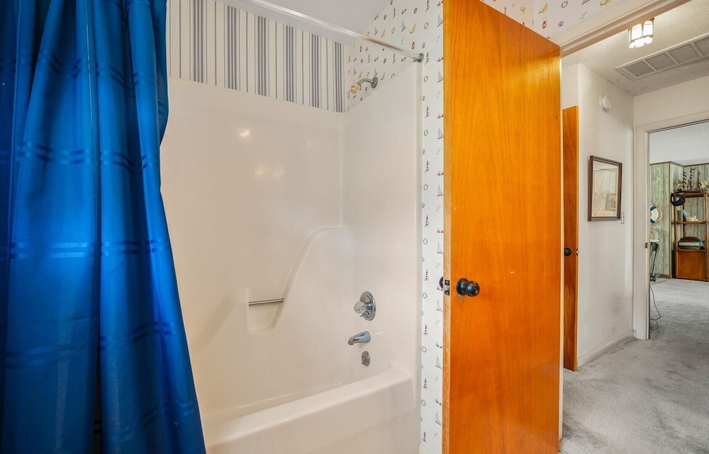 Coastal Charm With Canal Views - 419 Tarpon Blvd, Fripp Island